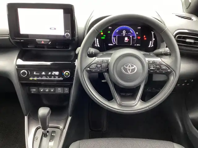 トヨタ ヤリスクロス ハイブリッド Z 京都府 2024(令6)年 1.3万km マッシブグレー 4WD寒冷地仕様/リアLEDフォグ/PWバックドア/アクセサリーコンセント(100V 1500W)/外部給電アタッチメント/ディスプレーオーディオプラス/　ナビ フルセグTV BT USB HDMI/前後ドライブレコーダー/ビルトインETC2.0/運転席PWシート/前席シートヒーター/ステアリングヒーター/LEDヘッドライト/LEDフロントフォグ/セーフティセンス/　プリクラッシュセーフティ/　レーントレースアシスト/　レーンディパーチャーアラート/　レーダークルーズッコントロール/　オートハイビーム/ブラインドスポットモニター/パーキングサポートブレーキ　/安心降車アシスト/ダウンヒルアシスト/スマートキー×2/新車保証書/取扱説明書