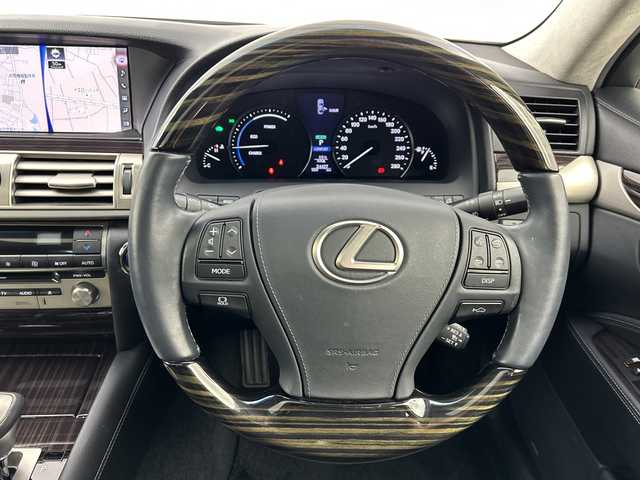 レクサス ＬＳ 600h バージョンC Iパック 愛知県 2015(平27)年 2.5万km ソニッククォーツ サンルーフ/純正ナビ/・Ｂｌｕｅｔｏｏｔｈ接続/・TV/・CD/DVD再生/・ＵＳＢ入力/ブラインドスポットモニター/レーダークルーズコントロール/バックカメラ/ステアリングヒーター/ビルトインＥＴＣ2.0/オットマン/100V充電/電動シェード/カードキーあり/純正フロアマット/純正アルミホイール/LEDオートライト・オートハイビーム/衝突被害軽減ブレーキ/ヘッドライトウォッシャー