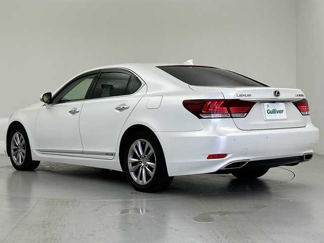 レクサス ＬＳ 600h バージョンC Iパック 愛知県 2015(平27)年 2.5万km ソニッククォーツ サンルーフ/純正ナビ/・Ｂｌｕｅｔｏｏｔｈ接続/・TV/・CD/DVD再生/・ＵＳＢ入力/ブラインドスポットモニター/レーダークルーズコントロール/バックカメラ/ステアリングヒーター/ビルトインＥＴＣ2.0/オットマン/100V充電/電動シェード/カードキーあり/純正フロアマット/純正アルミホイール/LEDオートライト・オートハイビーム/衝突被害軽減ブレーキ/ヘッドライトウォッシャー