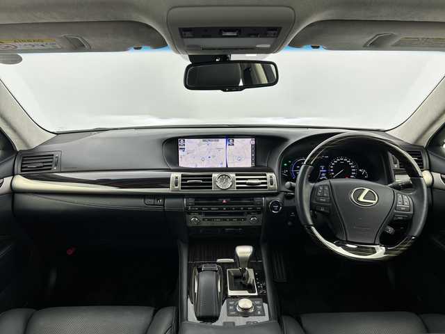 レクサス ＬＳ 600h バージョンC Iパック 愛知県 2015(平27)年 2.5万km ソニッククォーツ サンルーフ/純正ナビ/・Ｂｌｕｅｔｏｏｔｈ接続/・TV/・CD/DVD再生/・ＵＳＢ入力/ブラインドスポットモニター/レーダークルーズコントロール/バックカメラ/ステアリングヒーター/ビルトインＥＴＣ2.0/オットマン/100V充電/電動シェード/カードキーあり/純正フロアマット/純正アルミホイール/LEDオートライト・オートハイビーム/衝突被害軽減ブレーキ/ヘッドライトウォッシャー