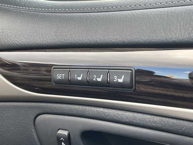 レクサス ＬＳ 600h バージョンC Iパック 愛知県 2015(平27)年 2.5万km ソニッククォーツ サンルーフ/純正ナビ/・Ｂｌｕｅｔｏｏｔｈ接続/・TV/・CD/DVD再生/・ＵＳＢ入力/ブラインドスポットモニター/レーダークルーズコントロール/バックカメラ/ステアリングヒーター/ビルトインＥＴＣ2.0/オットマン/100V充電/電動シェード/カードキーあり/純正フロアマット/純正アルミホイール/LEDオートライト・オートハイビーム/衝突被害軽減ブレーキ/ヘッドライトウォッシャー