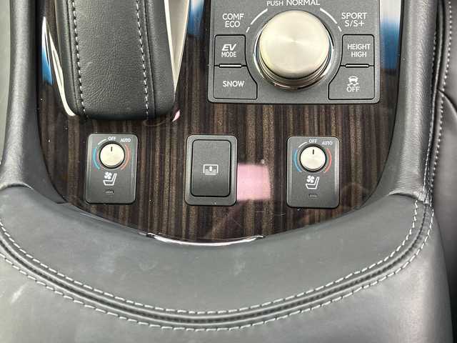 レクサス ＬＳ 600h バージョンC Iパック 愛知県 2015(平27)年 2.5万km ソニッククォーツ サンルーフ/純正ナビ/・Ｂｌｕｅｔｏｏｔｈ接続/・TV/・CD/DVD再生/・ＵＳＢ入力/ブラインドスポットモニター/レーダークルーズコントロール/バックカメラ/ステアリングヒーター/ビルトインＥＴＣ2.0/オットマン/100V充電/電動シェード/カードキーあり/純正フロアマット/純正アルミホイール/LEDオートライト・オートハイビーム/衝突被害軽減ブレーキ/ヘッドライトウォッシャー