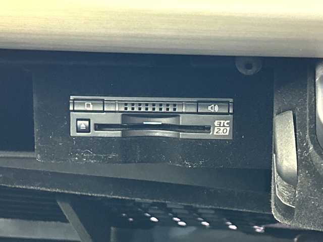 レクサス ＬＳ 600h バージョンC Iパック 愛知県 2015(平27)年 2.5万km ソニッククォーツ サンルーフ/純正ナビ/・Ｂｌｕｅｔｏｏｔｈ接続/・TV/・CD/DVD再生/・ＵＳＢ入力/ブラインドスポットモニター/レーダークルーズコントロール/バックカメラ/ステアリングヒーター/ビルトインＥＴＣ2.0/オットマン/100V充電/電動シェード/カードキーあり/純正フロアマット/純正アルミホイール/LEDオートライト・オートハイビーム/衝突被害軽減ブレーキ/ヘッドライトウォッシャー