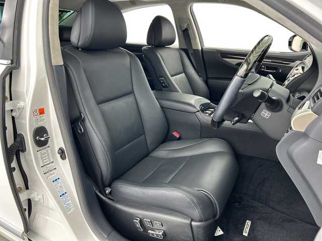 レクサス ＬＳ 600h バージョンC Iパック 愛知県 2015(平27)年 2.5万km ソニッククォーツ サンルーフ/純正ナビ/・Ｂｌｕｅｔｏｏｔｈ接続/・TV/・CD/DVD再生/・ＵＳＢ入力/ブラインドスポットモニター/レーダークルーズコントロール/バックカメラ/ステアリングヒーター/ビルトインＥＴＣ2.0/オットマン/100V充電/電動シェード/カードキーあり/純正フロアマット/純正アルミホイール/LEDオートライト・オートハイビーム/衝突被害軽減ブレーキ/ヘッドライトウォッシャー