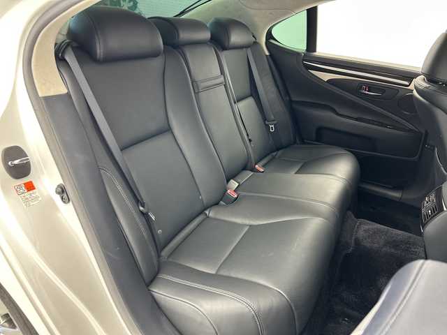 レクサス ＬＳ 600h バージョンC Iパック 愛知県 2015(平27)年 2.5万km ソニッククォーツ サンルーフ/純正ナビ/・Ｂｌｕｅｔｏｏｔｈ接続/・TV/・CD/DVD再生/・ＵＳＢ入力/ブラインドスポットモニター/レーダークルーズコントロール/バックカメラ/ステアリングヒーター/ビルトインＥＴＣ2.0/オットマン/100V充電/電動シェード/カードキーあり/純正フロアマット/純正アルミホイール/LEDオートライト・オートハイビーム/衝突被害軽減ブレーキ/ヘッドライトウォッシャー