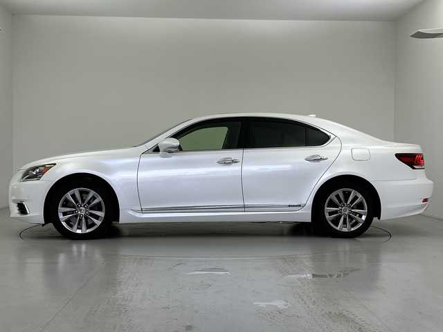 レクサス ＬＳ 600h バージョンC Iパック 愛知県 2015(平27)年 2.5万km ソニッククォーツ サンルーフ/純正ナビ/・Ｂｌｕｅｔｏｏｔｈ接続/・TV/・CD/DVD再生/・ＵＳＢ入力/ブラインドスポットモニター/レーダークルーズコントロール/バックカメラ/ステアリングヒーター/ビルトインＥＴＣ2.0/オットマン/100V充電/電動シェード/カードキーあり/純正フロアマット/純正アルミホイール/LEDオートライト・オートハイビーム/衝突被害軽減ブレーキ/ヘッドライトウォッシャー