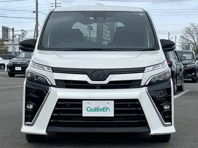 トヨタ ヴォクシー ZS 煌Ⅱ 道央・札幌 2019(令1)年 7.1万km ホワイトパールクリスタルシャイン ４WD/寒冷地仕様/純正フリップダウンモニター/純正ディーラーOPナビ/CD/DVD/BT/フルセグ/プリクラッシュセーフティ/横滑り防止装置/レーンキープアシスト/クリアランスソナー/バックカメラ/ビルトインETC/ドライブレコーダー/アイドリングストップ/ECOMODE/ワイパーデアイサー/両側パワースライドドア/革巻きステアリング/ステアリングリモコン/MTモード付AT/プッシュスタート/スマートキー/LEDヘッドライト/オートライト/オートハイビーム/フォグランプ/電動格納ミラー/ウィンカーミラー/純正フロアマット/ドアバイザー