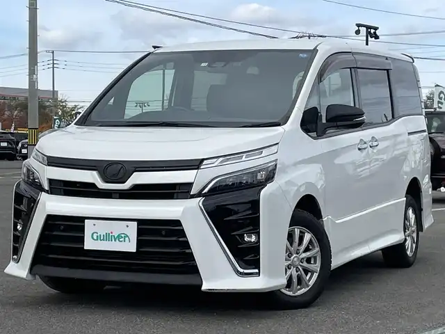 トヨタ ヴォクシー ZS 煌Ⅱ 道央・札幌 2019(令1)年 7.1万km ホワイトパールクリスタルシャイン ４WD/寒冷地仕様/純正フリップダウンモニター/純正ディーラーOPナビ/CD/DVD/BT/フルセグ/プリクラッシュセーフティ/横滑り防止装置/レーンキープアシスト/クリアランスソナー/バックカメラ/ビルトインETC/ドライブレコーダー/アイドリングストップ/ECOMODE/ワイパーデアイサー/両側パワースライドドア/革巻きステアリング/ステアリングリモコン/MTモード付AT/プッシュスタート/スマートキー/LEDヘッドライト/オートライト/オートハイビーム/フォグランプ/電動格納ミラー/ウィンカーミラー/純正フロアマット/ドアバイザー