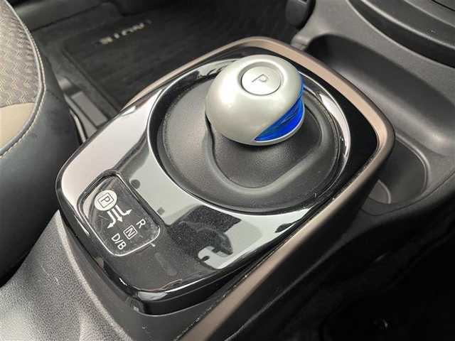日産 ノート e－パワー メダリスト 大分県 2017(平29)年 4.6万km ガーネットレッド 純正7インチメモリナビ/(CD/DVD/BT/フルセグTV)/全方位カメラ/バックカメラ/ハーフレザーシート/インテリジェントエマージェンシーブレーキ/スマートキー/プッシュスタート/ETC/電格ミラー/ウィンカーミラー/オートライト/フォグランプ/LEDヘッドライト/レーダークルーズコントロール/デジタルインナーミラー/革巻きステアリング/ステアリングスイッチ/純正15インチアルミホイール/フロアマット