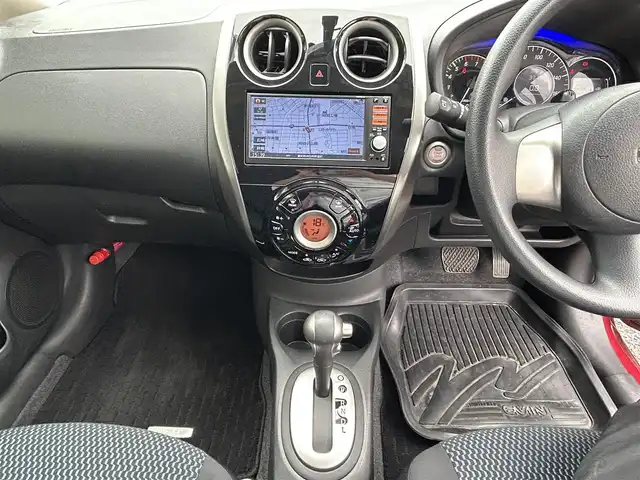 日産 ノート X DIG－S 愛知県 2013(平25)年 5.3万km ラディアントレッド 純正SDナビ/ワンセグテレビ/衝突安全ボディ/サイドインパクトバー/EBD（電子制動力配分装置）/ブレーキアシスト/盗難防止装置/ABS/Wエアバック/バックカメラ/UVカットガラス/スマートキー/後席3点式シートベルト/電動格納ミラー/CVT/ドアバイザー/ETC/プッシュスタート