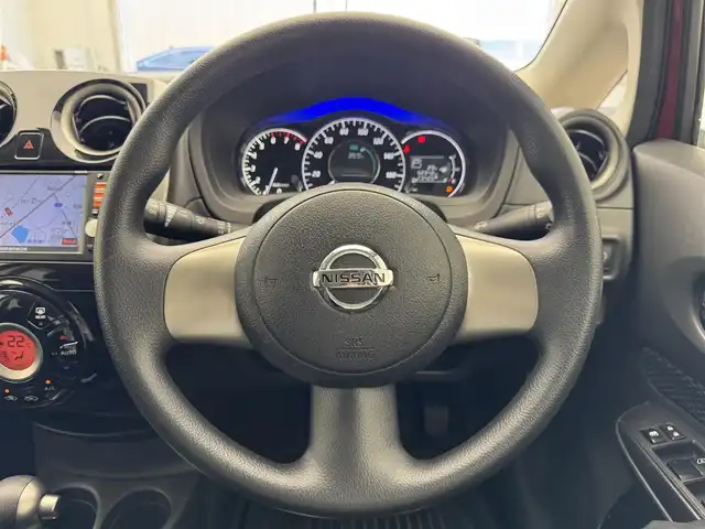 日産 ノート X DIG－S 滋賀県 2013(平25)年 5.3万km ラディアントレッド 純正SDナビ/ワンセグテレビ/衝突安全ボディ/サイドインパクトバー/EBD（電子制動力配分装置）/ブレーキアシスト/盗難防止装置/ABS/Wエアバック/バックカメラ/UVカットガラス/スマートキー/後席3点式シートベルト/電動格納ミラー/CVT/ドアバイザー/ETC/プッシュスタート