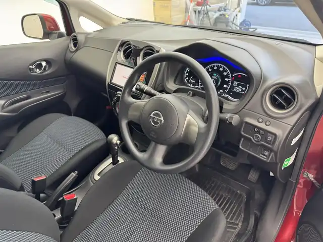日産 ノート X DIG－S 滋賀県 2013(平25)年 5.3万km ラディアントレッド 純正SDナビ/ワンセグテレビ/衝突安全ボディ/サイドインパクトバー/EBD（電子制動力配分装置）/ブレーキアシスト/盗難防止装置/ABS/Wエアバック/バックカメラ/UVカットガラス/スマートキー/後席3点式シートベルト/電動格納ミラー/CVT/ドアバイザー/ETC/プッシュスタート