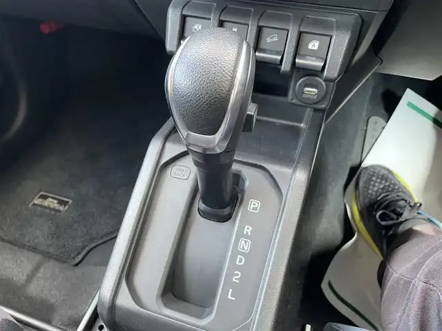 スズキ ジムニー シエラ JC 石川県 2019(平31)年 5.1万km 黒 4WD/社外8型メモリーナビ/CD/DVD/フルセグTV/バックカメラ/LEDヘッドライト/純正アルミホイール/スズキセーフティサポート/シートヒーター/クルーズコントロール/スマートキー/プッシュスタート/電動ミラー/ドライブレコーダー/ETC