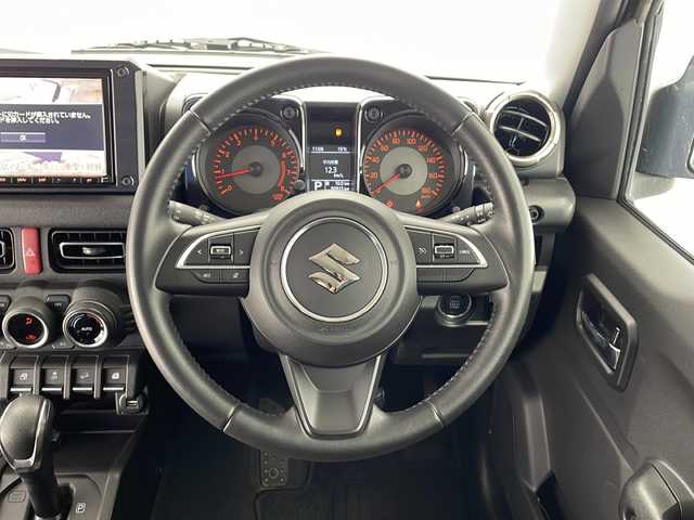 スズキ ジムニー シエラ JC 千葉県 2019(平31)年 5.1万km ブルーイッシュブラックパール3 純正SDナビ/(AM/FM/CD/DVD/SD/Bluetooth/USB/iPod)/バックカメラ/ドライブレコーダー(前方のみ)/衝突被害軽減システム/レーンキープアシスト/クルーズコントロール/ダウンヒルアシストコントロール/LEDヘッドライト/ステアリングスイッチ/シートヒーター(D＋N席)/ヒーテッドミラー/フォグランプ/純正15インチアルミホイール/純正フロアマット/オートライト/電動格納ウィンカーミラー/革巻きステアリングホイール/プッシュスタート/横滑り防止装置/エアバッグ(W+サイド+カーテン)