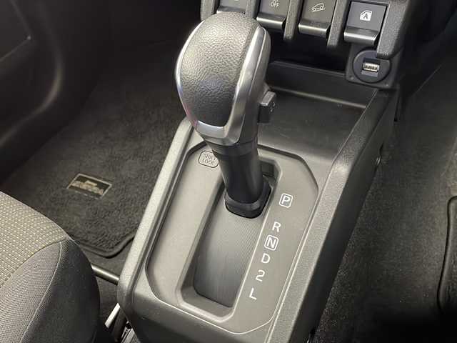 スズキ ジムニー シエラ JC 千葉県 2019(平31)年 5.1万km ブルーイッシュブラックパール3 純正SDナビ/(AM/FM/CD/DVD/SD/Bluetooth/USB/iPod)/バックカメラ/ドライブレコーダー(前方のみ)/衝突被害軽減システム/レーンキープアシスト/クルーズコントロール/ダウンヒルアシストコントロール/LEDヘッドライト/ステアリングスイッチ/シートヒーター(D＋N席)/ヒーテッドミラー/フォグランプ/純正15インチアルミホイール/純正フロアマット/オートライト/電動格納ウィンカーミラー/革巻きステアリングホイール/プッシュスタート/横滑り防止装置/エアバッグ(W+サイド+カーテン)