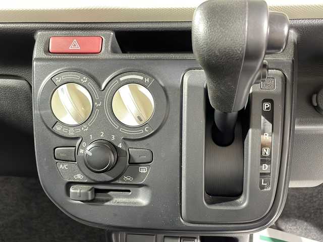 スズキ アルト L 沖縄県 2018(平30)年 4.4万km シルキーシルバーメタリック 禁煙車/衝突被害軽減ブレーキ/純正オーディオ/AM/FM/CD/AUX/パワーウィンドウ/アイドリングストップ/シートヒーターD席/純正ドアバイザー/ABS/横滑り防止装置