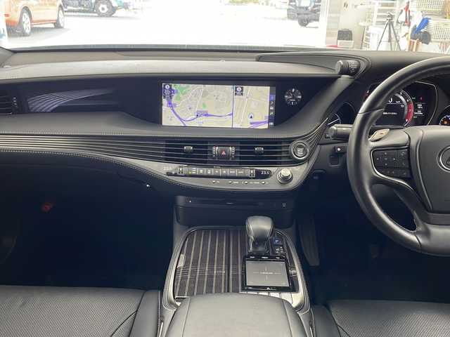 レクサス ＬＳ 500 Iパッケージ 兵庫県 2018(平30)年 5.5万km ソニッククォーツ ・純正ナビ/Bluetooth/CD/DVD/SD/USB/TV/・パノラミックビューモニター/・レクサスセーフティシステム/・プリクラッシュセーフティ/・交差点衝突回避支援/・緊急時操舵支援/・低速時加速抑制/・フロントクロストラフィックアラート/・レーンディバーチャーアラート/・レーントレーシングアシスト/・レーンチェンジアシスト/・アダプティブクルーズコントロール/・ロードサインアシスト/・発進遅れ告知機能/・ドライバー異常時対応システム/・プロアクティブドライビングアシスト/・ブラインドスポットモニター/・革巻きステアリング/・ステアリングスイッチ/・ステアリングヒーター/・パドルシフト/・MTモード付AT/・ヘッドアップディスプレイ/・パワーバックドア/・電子パーキングブレーキ/・オートブレーキ/・革シート/・前席パワーシート（メモリー付き）/・前席シートヒーター/・前席エアシート/・純正フロアマット/・LEDヘッドライト/・純正19インチアルミホイール/・前方ドライブレコーダー/・ビルトインETC2.0/・スマートキー/・スペアキー/・取扱説明書/・保証書