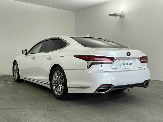 レクサス ＬＳ 500 Iパッケージ 兵庫県 2018(平30)年 5.5万km ソニッククォーツ ・純正ナビ/Bluetooth/CD/DVD/SD/USB/TV/・パノラミックビューモニター/・レクサスセーフティシステム/・プリクラッシュセーフティ/・交差点衝突回避支援/・緊急時操舵支援/・低速時加速抑制/・フロントクロストラフィックアラート/・レーンディバーチャーアラート/・レーントレーシングアシスト/・レーンチェンジアシスト/・アダプティブクルーズコントロール/・ロードサインアシスト/・発進遅れ告知機能/・ドライバー異常時対応システム/・プロアクティブドライビングアシスト/・ブラインドスポットモニター/・革巻きステアリング/・ステアリングスイッチ/・ステアリングヒーター/・パドルシフト/・MTモード付AT/・ヘッドアップディスプレイ/・パワーバックドア/・電子パーキングブレーキ/・オートブレーキ/・革シート/・前席パワーシート（メモリー付き）/・前席シートヒーター/・前席エアシート/・純正フロアマット/・LEDヘッドライト/・純正19インチアルミホイール/・前方ドライブレコーダー/・ビルトインETC2.0/・スマートキー/・スペアキー/・取扱説明書/・保証書