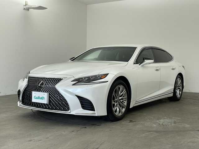 レクサス ＬＳ 500 Iパッケージ 兵庫県 2018(平30)年 5.5万km ソニッククォーツ ・純正ナビ/Bluetooth/CD/DVD/SD/USB/TV/・パノラミックビューモニター/・レクサスセーフティシステム/・プリクラッシュセーフティ/・交差点衝突回避支援/・緊急時操舵支援/・低速時加速抑制/・フロントクロストラフィックアラート/・レーンディバーチャーアラート/・レーントレーシングアシスト/・レーンチェンジアシスト/・アダプティブクルーズコントロール/・ロードサインアシスト/・発進遅れ告知機能/・ドライバー異常時対応システム/・プロアクティブドライビングアシスト/・ブラインドスポットモニター/・革巻きステアリング/・ステアリングスイッチ/・ステアリングヒーター/・パドルシフト/・MTモード付AT/・ヘッドアップディスプレイ/・パワーバックドア/・電子パーキングブレーキ/・オートブレーキ/・革シート/・前席パワーシート（メモリー付き）/・前席シートヒーター/・前席エアシート/・純正フロアマット/・LEDヘッドライト/・純正19インチアルミホイール/・前方ドライブレコーダー/・ビルトインETC2.0/・スマートキー/・スペアキー/・取扱説明書/・保証書