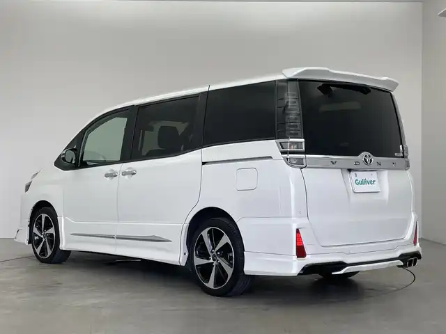 トヨタ ヴォクシー ZS 煌Ⅱ 埼玉県 2019(令1)年 5.6万km ホワイトパールクリスタルシャイン モデリスタエアロ＆AW/Toyota Safety SenseC/　PCS（プリクラッシュセーフティ）/　LDA（車線逸脱警報）/　オートマチックハイビーム/　先行車発進告知機能/純正10インチT-Connectナビ（NSZN-Z68T）/　DTV CD DVD BT/両側パワースライドドア/バックカメラ/TVキャンセラー/クリアランスソナー/クルーズコントロール/前後ドライブレコーダー/ビルトインETC/エンジンスタートボタン/スマートキー/純正LEDヘッドライト/社外フロアマット