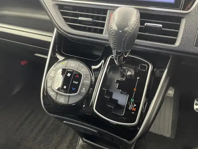 トヨタ ヴォクシー ZS 煌Ⅱ 埼玉県 2019(令1)年 5.6万km ホワイトパールクリスタルシャイン モデリスタエアロ＆AW/Toyota Safety SenseC/　PCS（プリクラッシュセーフティ）/　LDA（車線逸脱警報）/　オートマチックハイビーム/　先行車発進告知機能/純正10インチT-Connectナビ（NSZN-Z68T）/　DTV CD DVD BT/両側パワースライドドア/バックカメラ/TVキャンセラー/クリアランスソナー/クルーズコントロール/前後ドライブレコーダー/ビルトインETC/エンジンスタートボタン/スマートキー/純正LEDヘッドライト/社外フロアマット