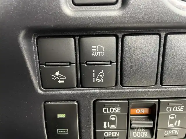 トヨタ ヴォクシー ZS 煌Ⅱ 埼玉県 2019(令1)年 5.6万km ホワイトパールクリスタルシャイン モデリスタエアロ＆AW/Toyota Safety SenseC/　PCS（プリクラッシュセーフティ）/　LDA（車線逸脱警報）/　オートマチックハイビーム/　先行車発進告知機能/純正10インチT-Connectナビ（NSZN-Z68T）/　DTV CD DVD BT/両側パワースライドドア/バックカメラ/TVキャンセラー/クリアランスソナー/クルーズコントロール/前後ドライブレコーダー/ビルトインETC/エンジンスタートボタン/スマートキー/純正LEDヘッドライト/社外フロアマット