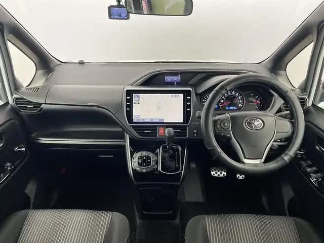 トヨタ ヴォクシー ZS 煌Ⅱ 埼玉県 2019(令1)年 5.6万km ホワイトパールクリスタルシャイン モデリスタエアロ＆AW/Toyota Safety SenseC/　PCS（プリクラッシュセーフティ）/　LDA（車線逸脱警報）/　オートマチックハイビーム/　先行車発進告知機能/純正10インチT-Connectナビ（NSZN-Z68T）/　DTV CD DVD BT/両側パワースライドドア/バックカメラ/TVキャンセラー/クリアランスソナー/クルーズコントロール/前後ドライブレコーダー/ビルトインETC/エンジンスタートボタン/スマートキー/純正LEDヘッドライト/社外フロアマット