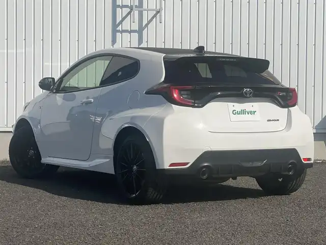 トヨタ ＧＲヤリス RC 熊本県 2023(令5)年 1.2万km スーパーホワイトⅡ 社外オーディオ/・AUX/USB/アイドリングストップ/横滑り防止機能/革巻きステアリング/・ステアリングリモコン/オートライト/・LEDライト/・フォグランプ/・ヘッドライトレベライザー/電動格納ミラー/・ウィンカーミラー/ETC/純正フロアマット/純正アルミホイール/リモコンキー/・スペアキー2本（板キー）