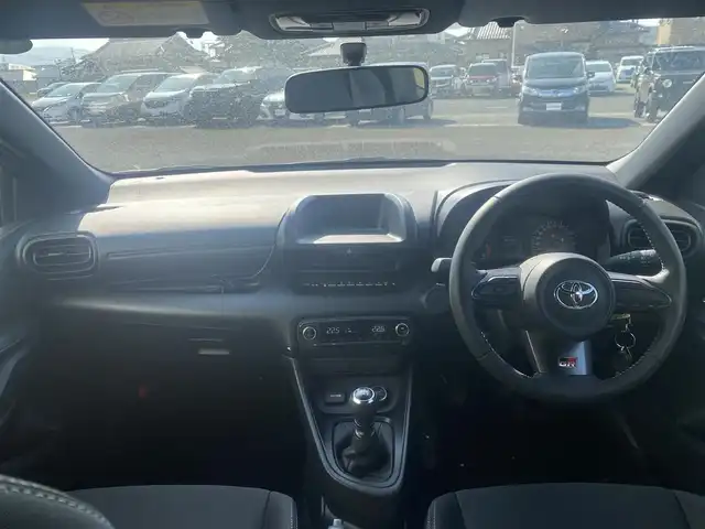 トヨタ ＧＲヤリス RC 熊本県 2023(令5)年 1.2万km スーパーホワイトⅡ 社外オーディオ/・AUX/USB/アイドリングストップ/横滑り防止機能/革巻きステアリング/・ステアリングリモコン/オートライト/・LEDライト/・フォグランプ/・ヘッドライトレベライザー/電動格納ミラー/・ウィンカーミラー/ETC/純正フロアマット/純正アルミホイール/リモコンキー/・スペアキー2本（板キー）