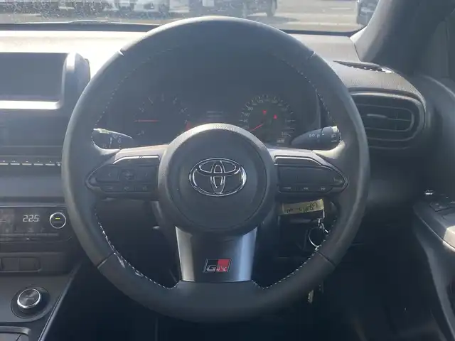 トヨタ ＧＲヤリス RC 熊本県 2023(令5)年 1.2万km スーパーホワイトⅡ 社外オーディオ/・AUX/USB/アイドリングストップ/横滑り防止機能/革巻きステアリング/・ステアリングリモコン/オートライト/・LEDライト/・フォグランプ/・ヘッドライトレベライザー/電動格納ミラー/・ウィンカーミラー/ETC/純正フロアマット/純正アルミホイール/リモコンキー/・スペアキー2本（板キー）