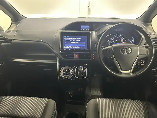 トヨタ ヴォクシー ハイブリッド ZS 愛知県 2017(平29)年 5.8万km ブラック 純正９インチナビ　/（AM/FM/CD・DVD再生/SD/Bluetooth/フルセグTV)/トヨタセーフティセンス　/　　プリクラッシュセーフティ/　　レーンディパーチャーアラート/　　オートマチックハイビーム/ビルトインＥＴＣ　/片側パワースライドドア　/シートヒーター　/バックカメラ　/クルーズコントロール　/ＵＳＢ接続　/車線逸脱警報　/純正フロアマット