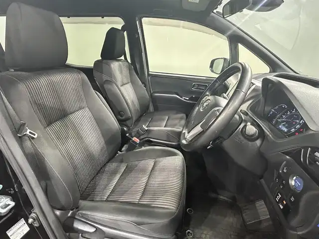 トヨタ ヴォクシー ハイブリッド ZS 愛知県 2017(平29)年 5.8万km ブラック 純正９インチナビ　/（AM/FM/CD・DVD再生/SD/Bluetooth/フルセグTV)/トヨタセーフティセンス　/　　プリクラッシュセーフティ/　　レーンディパーチャーアラート/　　オートマチックハイビーム/ビルトインＥＴＣ　/片側パワースライドドア　/シートヒーター　/バックカメラ　/クルーズコントロール　/ＵＳＢ接続　/車線逸脱警報　/純正フロアマット