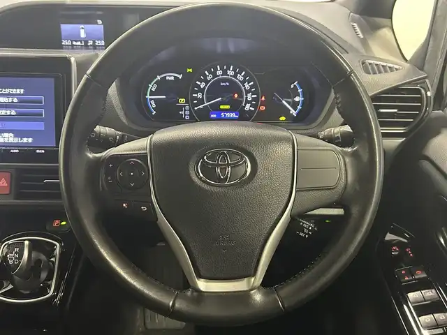 トヨタ ヴォクシー ハイブリッド ZS 愛知県 2017(平29)年 5.8万km ブラック 純正９インチナビ　/（AM/FM/CD・DVD再生/SD/Bluetooth/フルセグTV)/トヨタセーフティセンス　/　　プリクラッシュセーフティ/　　レーンディパーチャーアラート/　　オートマチックハイビーム/ビルトインＥＴＣ　/片側パワースライドドア　/シートヒーター　/バックカメラ　/クルーズコントロール　/ＵＳＢ接続　/車線逸脱警報　/純正フロアマット