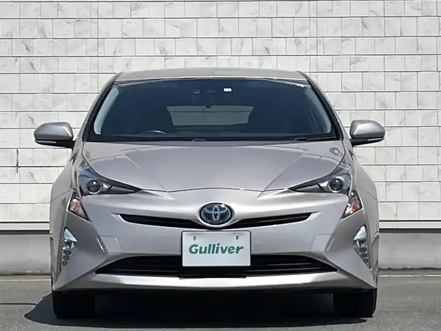 トヨタ プリウス S 岩手県 2016(平28)年 5.8万km スティールブロンドM 禁煙車/４WD/トヨタセーフティセンス/純正ディーラーOPナビ/→フルセグTV/BT/CD/DVD/バックカメラ/プリクラッシュセーフティ/横滑り防止装置/レーダークルーズコントロール/レーンキープアシスト/リアコーナーセンサー/前後ドライブレコーダー/ビルトインETC/革巻きステアリング/ステアリングスイッチ/プッシュスタート/スマートキー/LEDヘッドライト/オートライト/フォグランプ/電動格納ミラー/ウィンカーミラー/純正フロアマット/ドアバイザー
