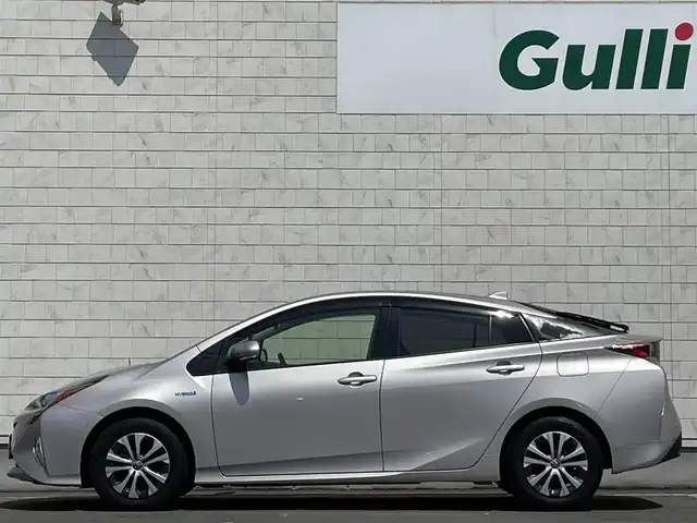 トヨタ プリウス S 岩手県 2016(平28)年 5.8万km スティールブロンドM 禁煙車/４WD/トヨタセーフティセンス/純正ディーラーOPナビ/→フルセグTV/BT/CD/DVD/バックカメラ/プリクラッシュセーフティ/横滑り防止装置/レーダークルーズコントロール/レーンキープアシスト/リアコーナーセンサー/前後ドライブレコーダー/ビルトインETC/革巻きステアリング/ステアリングスイッチ/プッシュスタート/スマートキー/LEDヘッドライト/オートライト/フォグランプ/電動格納ミラー/ウィンカーミラー/純正フロアマット/ドアバイザー