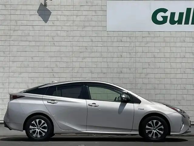 トヨタ プリウス S 岩手県 2016(平28)年 5.8万km スティールブロンドM 禁煙車/４WD/トヨタセーフティセンス/純正ディーラーOPナビ/→フルセグTV/BT/CD/DVD/バックカメラ/プリクラッシュセーフティ/横滑り防止装置/レーダークルーズコントロール/レーンキープアシスト/リアコーナーセンサー/前後ドライブレコーダー/ビルトインETC/革巻きステアリング/ステアリングスイッチ/プッシュスタート/スマートキー/LEDヘッドライト/オートライト/フォグランプ/電動格納ミラー/ウィンカーミラー/純正フロアマット/ドアバイザー
