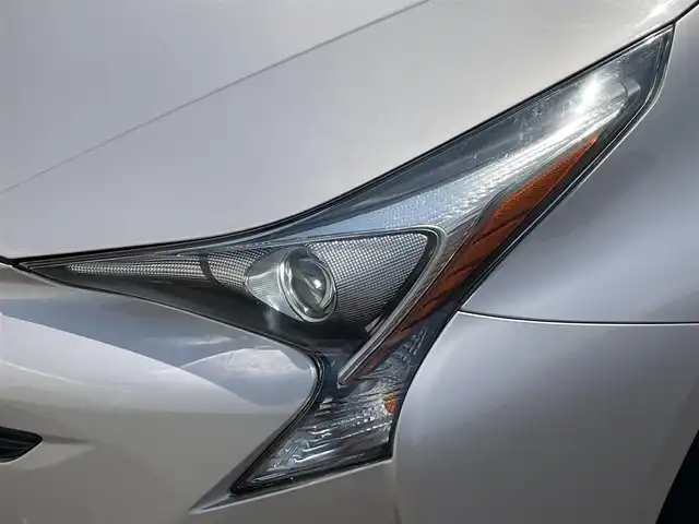 トヨタ プリウス S 岩手県 2016(平28)年 5.8万km スティールブロンドM 禁煙車/４WD/トヨタセーフティセンス/純正ディーラーOPナビ/→フルセグTV/BT/CD/DVD/バックカメラ/プリクラッシュセーフティ/横滑り防止装置/レーダークルーズコントロール/レーンキープアシスト/リアコーナーセンサー/前後ドライブレコーダー/ビルトインETC/革巻きステアリング/ステアリングスイッチ/プッシュスタート/スマートキー/LEDヘッドライト/オートライト/フォグランプ/電動格納ミラー/ウィンカーミラー/純正フロアマット/ドアバイザー