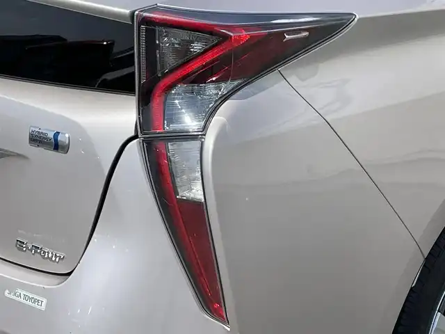 トヨタ プリウス S 岩手県 2016(平28)年 5.8万km スティールブロンドM 禁煙車/４WD/トヨタセーフティセンス/純正ディーラーOPナビ/→フルセグTV/BT/CD/DVD/バックカメラ/プリクラッシュセーフティ/横滑り防止装置/レーダークルーズコントロール/レーンキープアシスト/リアコーナーセンサー/前後ドライブレコーダー/ビルトインETC/革巻きステアリング/ステアリングスイッチ/プッシュスタート/スマートキー/LEDヘッドライト/オートライト/フォグランプ/電動格納ミラー/ウィンカーミラー/純正フロアマット/ドアバイザー