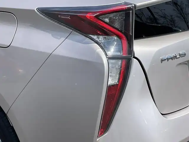 トヨタ プリウス S 岩手県 2016(平28)年 5.8万km スティールブロンドM 禁煙車/４WD/トヨタセーフティセンス/純正ディーラーOPナビ/→フルセグTV/BT/CD/DVD/バックカメラ/プリクラッシュセーフティ/横滑り防止装置/レーダークルーズコントロール/レーンキープアシスト/リアコーナーセンサー/前後ドライブレコーダー/ビルトインETC/革巻きステアリング/ステアリングスイッチ/プッシュスタート/スマートキー/LEDヘッドライト/オートライト/フォグランプ/電動格納ミラー/ウィンカーミラー/純正フロアマット/ドアバイザー