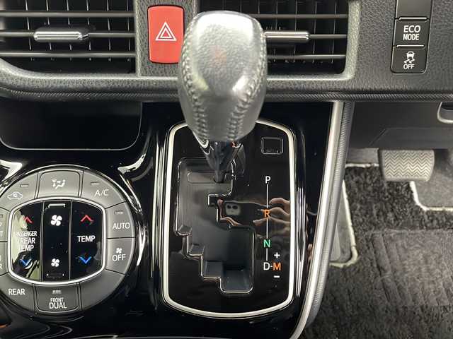 トヨタ ヴォクシー ZS 煌Ⅱ 鹿児島県 2020(令2)年 4.6万km ブラック 純正10インチSDナビ/（Bluetooth/フルセグTV/FM/AM/CD/DVD）/純正フリップダウンモニター/バックカメラ/両側パワースライドドア/社外前後ドライブレコーダー/ビルトインETC/オートライト/オートマチックハイビーム/LEDヘッドライト/前後コーナーセンサー/純正フロアマット/ドアバイザー/クルーズコントロール/スマートキー/プッシュスタート