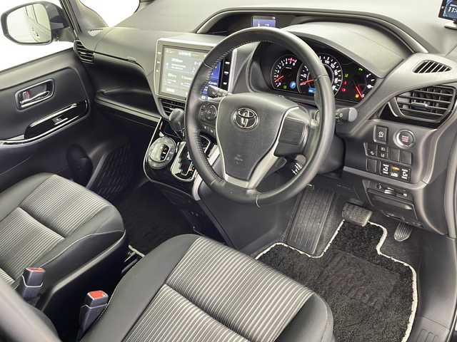 トヨタ ヴォクシー ZS 煌Ⅱ 鹿児島県 2020(令2)年 4.6万km ブラック 純正10インチSDナビ/（Bluetooth/フルセグTV/FM/AM/CD/DVD）/純正フリップダウンモニター/バックカメラ/両側パワースライドドア/社外前後ドライブレコーダー/ビルトインETC/オートライト/オートマチックハイビーム/LEDヘッドライト/前後コーナーセンサー/純正フロアマット/ドアバイザー/クルーズコントロール/スマートキー/プッシュスタート