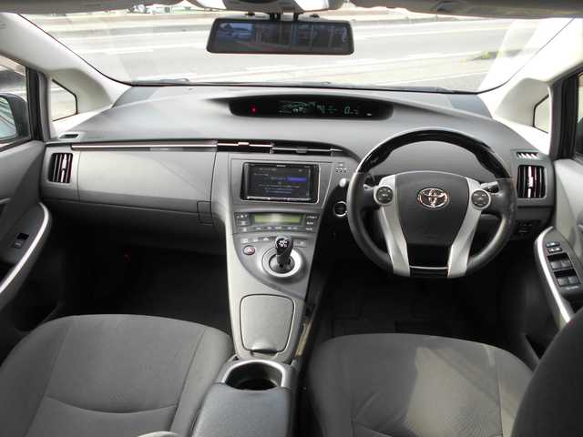 トヨタ プリウス S 栃木県 2011(平23)年 13.8万km ブラック ソーラーパネル付ムーンルーフ/ソーラーベンチレーションシステム/社外ディスプレイオーディオ(FH-9400DVS)/        (Bluetooth/DVD・CD再生/USB)/バックカメラ/デジタルインナーミラー/純正17インチアルミ+ノーマルタイヤ車内積込/　　　　　　　　　　　　( 215/45R17)/LEDヘッドライト/LEDフォグランプ/オートライト/ビルトインETC/プッシュスタート/スマートキー/ステアリングスイッチ/ALLオートパワーウインド/フロアマット/ドアバイザー/サイドカーテンエアバッグ/Wエアバッグ/ABS/新車保証書/取扱説明書
