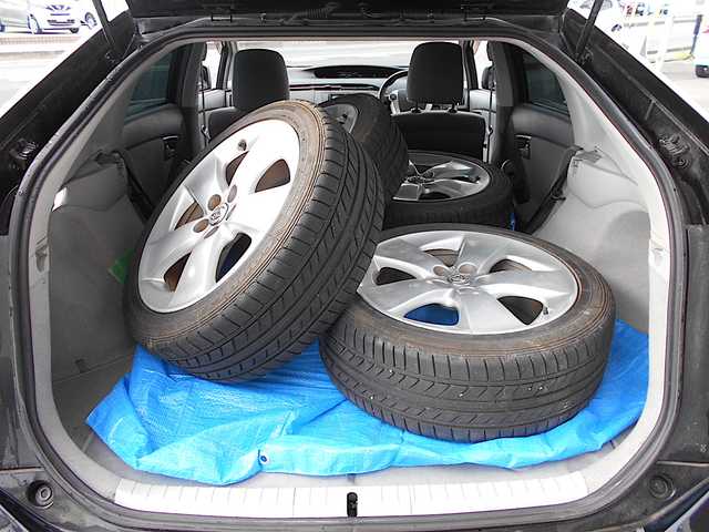 トヨタ プリウス S 栃木県 2011(平23)年 13.8万km ブラック ソーラーパネル付ムーンルーフ/ソーラーベンチレーションシステム/社外ディスプレイオーディオ(FH-9400DVS)/        (Bluetooth/DVD・CD再生/USB)/バックカメラ/デジタルインナーミラー/純正17インチアルミ+ノーマルタイヤ車内積込/　　　　　　　　　　　　( 215/45R17)/LEDヘッドライト/LEDフォグランプ/オートライト/ビルトインETC/プッシュスタート/スマートキー/ステアリングスイッチ/ALLオートパワーウインド/フロアマット/ドアバイザー/サイドカーテンエアバッグ/Wエアバッグ/ABS/新車保証書/取扱説明書
