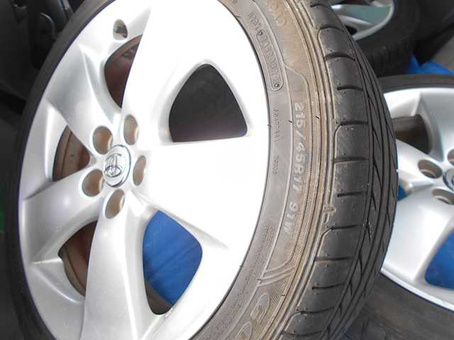 トヨタ プリウス S 栃木県 2011(平23)年 13.8万km ブラック ソーラーパネル付ムーンルーフ/ソーラーベンチレーションシステム/社外ディスプレイオーディオ(FH-9400DVS)/        (Bluetooth/DVD・CD再生/USB)/バックカメラ/デジタルインナーミラー/純正17インチアルミ+ノーマルタイヤ車内積込/　　　　　　　　　　　　( 215/45R17)/LEDヘッドライト/LEDフォグランプ/オートライト/ビルトインETC/プッシュスタート/スマートキー/ステアリングスイッチ/ALLオートパワーウインド/フロアマット/ドアバイザー/サイドカーテンエアバッグ/Wエアバッグ/ABS/新車保証書/取扱説明書