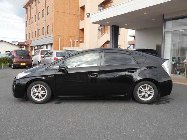 トヨタ プリウス S 栃木県 2011(平23)年 13.8万km ブラック ソーラーパネル付ムーンルーフ/ソーラーベンチレーションシステム/社外ディスプレイオーディオ(FH-9400DVS)/        (Bluetooth/DVD・CD再生/USB)/バックカメラ/デジタルインナーミラー/純正17インチアルミ+ノーマルタイヤ車内積込/　　　　　　　　　　　　( 215/45R17)/LEDヘッドライト/LEDフォグランプ/オートライト/ビルトインETC/プッシュスタート/スマートキー/ステアリングスイッチ/ALLオートパワーウインド/フロアマット/ドアバイザー/サイドカーテンエアバッグ/Wエアバッグ/ABS/新車保証書/取扱説明書