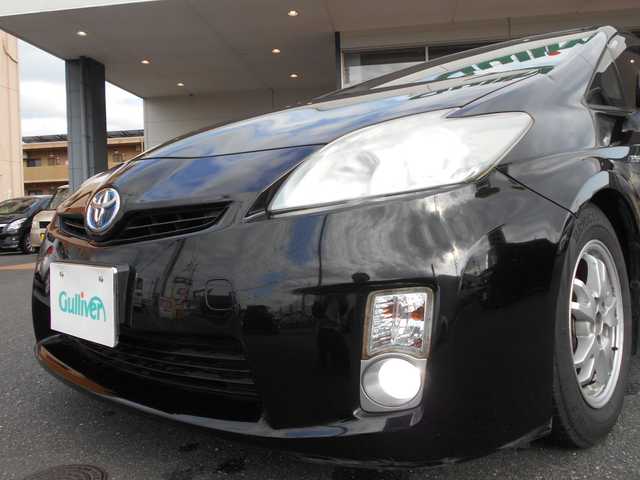 トヨタ プリウス S 栃木県 2011(平23)年 13.8万km ブラック ソーラーパネル付ムーンルーフ/ソーラーベンチレーションシステム/社外ディスプレイオーディオ(FH-9400DVS)/        (Bluetooth/DVD・CD再生/USB)/バックカメラ/デジタルインナーミラー/純正17インチアルミ+ノーマルタイヤ車内積込/　　　　　　　　　　　　( 215/45R17)/LEDヘッドライト/LEDフォグランプ/オートライト/ビルトインETC/プッシュスタート/スマートキー/ステアリングスイッチ/ALLオートパワーウインド/フロアマット/ドアバイザー/サイドカーテンエアバッグ/Wエアバッグ/ABS/新車保証書/取扱説明書