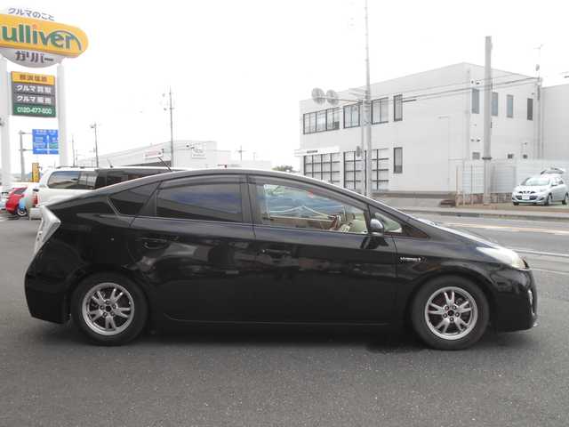 トヨタ プリウス S 栃木県 2011(平23)年 13.8万km ブラック ソーラーパネル付ムーンルーフ/ソーラーベンチレーションシステム/社外ディスプレイオーディオ(FH-9400DVS)/        (Bluetooth/DVD・CD再生/USB)/バックカメラ/デジタルインナーミラー/純正17インチアルミ+ノーマルタイヤ車内積込/　　　　　　　　　　　　( 215/45R17)/LEDヘッドライト/LEDフォグランプ/オートライト/ビルトインETC/プッシュスタート/スマートキー/ステアリングスイッチ/ALLオートパワーウインド/フロアマット/ドアバイザー/サイドカーテンエアバッグ/Wエアバッグ/ABS/新車保証書/取扱説明書