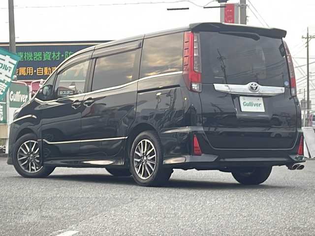 トヨタ ノア Si サイドリフトアップ 愛知県 2015(平27)年 4.5万km ブラック /禁煙/ディーラー整備記録簿H30//メモリナビ/フルセグ/CD/DVD/BT/USB//助手席サイドリフトアップ//バックカメラ//革巻きステア/ステアスイッチ//純正16インチAW//純正フロアマット//純正ドアバイザー//プッシュスタート/スマートキー//サンシェード（セカンドシート）//右側パワースライドドア//アイドリングストップ//横滑り防止装置//HIDヘッドライト//オートライト//電格ミラー//新車時保証書//取扱説明書//スペアキー