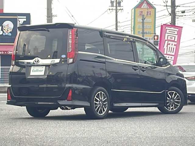 トヨタ ノア Si サイドリフトアップ 愛知県 2015(平27)年 4.5万km ブラック /禁煙/ディーラー整備記録簿H30//メモリナビ/フルセグ/CD/DVD/BT/USB//助手席サイドリフトアップ//バックカメラ//革巻きステア/ステアスイッチ//純正16インチAW//純正フロアマット//純正ドアバイザー//プッシュスタート/スマートキー//サンシェード（セカンドシート）//右側パワースライドドア//アイドリングストップ//横滑り防止装置//HIDヘッドライト//オートライト//電格ミラー//新車時保証書//取扱説明書//スペアキー