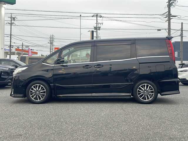 トヨタ ノア Si サイドリフトアップ 愛知県 2015(平27)年 4.5万km ブラック /禁煙/ディーラー整備記録簿H30//メモリナビ/フルセグ/CD/DVD/BT/USB//助手席サイドリフトアップ//バックカメラ//革巻きステア/ステアスイッチ//純正16インチAW//純正フロアマット//純正ドアバイザー//プッシュスタート/スマートキー//サンシェード（セカンドシート）//右側パワースライドドア//アイドリングストップ//横滑り防止装置//HIDヘッドライト//オートライト//電格ミラー//新車時保証書//取扱説明書//スペアキー